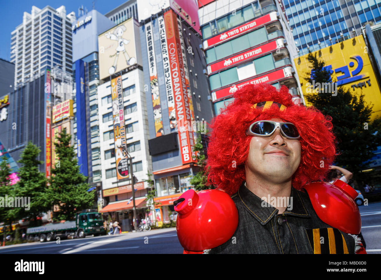 Tokyo Japon,Akihabara,Electric Town,Chuo Dori Street,kanji,japonais anglais,asiatique Oriental,homme hommes adultes,cosplay,jeu de costume,tenue,rouge W Banque D'Images