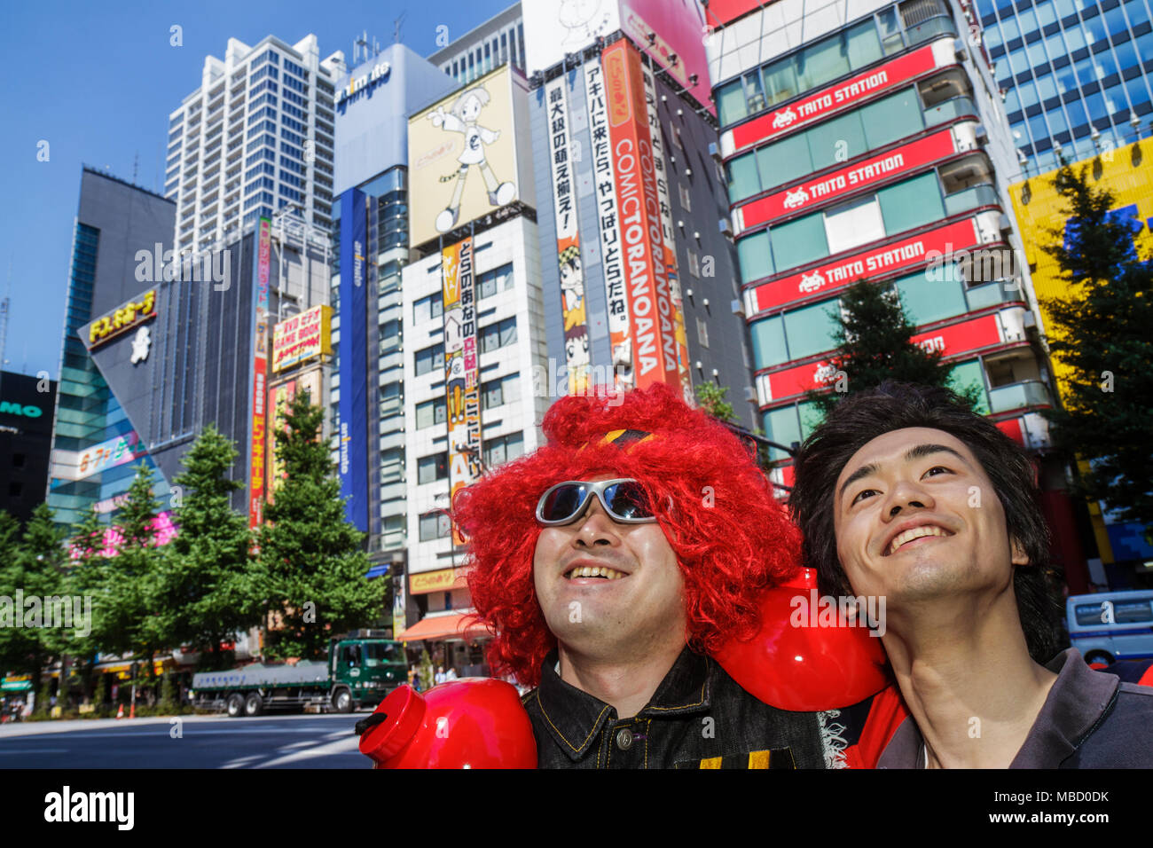 Tokyo Japon,Akihabara,Electric Town,Chuo Dori Street,kanji,japonais anglais,asiatique Oriental,homme hommes adultes,cosplay,jeu de costume,tenue,rouge W Banque D'Images