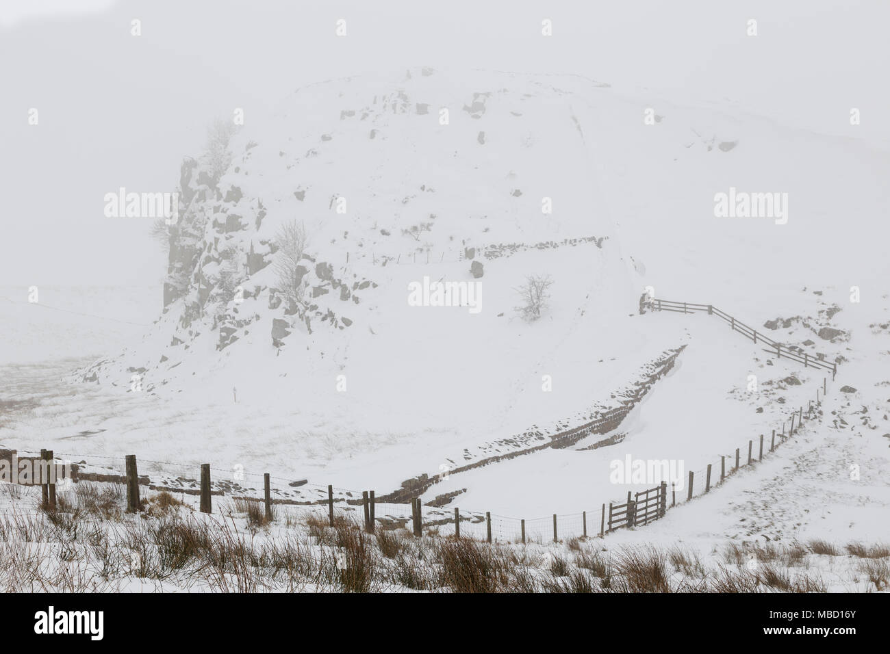 Mur d'Hadrien, en hiver, à l'est à travers l'écart Peel et sa tourelle, vers Peel Crags Banque D'Images