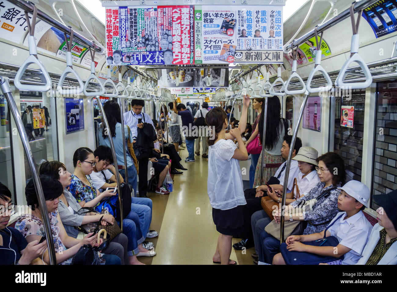 Tokyo Japon,Asie,Orient,Ikebukuro,JR Ikebukuro Station,Yamanote Line,métro,train,train,train,train,voitures,riders,passagers passagers rider riders,Comput Banque D'Images