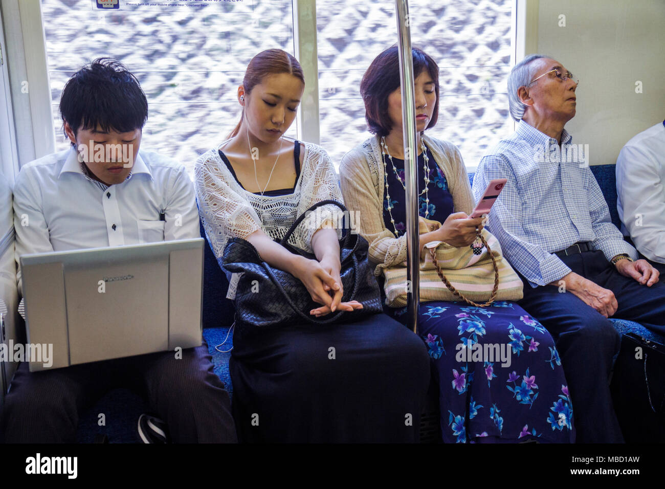 Tokyo Japon,Asie,Orient,Ikebukuro,JR Ikebukuro Station,Yamanote Line,métro,train,train,train,train,voitures,riders,passagers passagers rider riders,Comput Banque D'Images