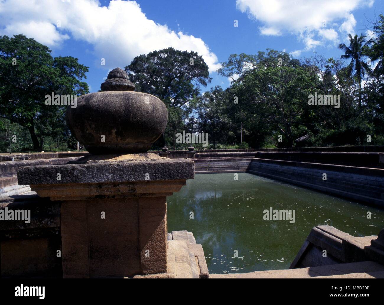 Puits sacré. Le puits sacré ou bains à Anadurapada, Sri Lanka. Ces sont les mieux préservés à ce site ancien. Banque D'Images