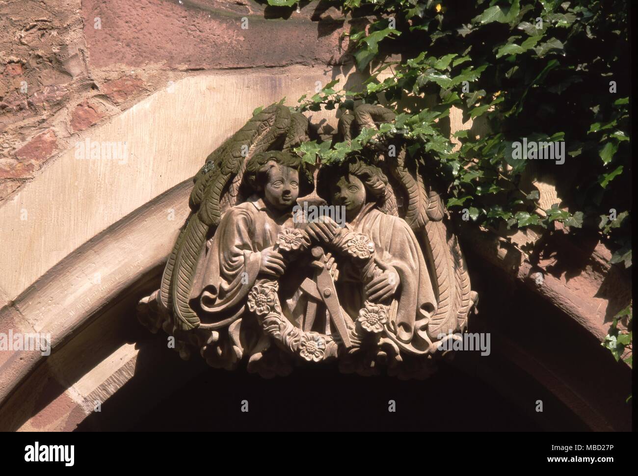 Une paire d'anges avec compas maçonnique sur le mur d'une cour intérieure de l'ancien château à Heidelburg rosicrucien. Banque D'Images