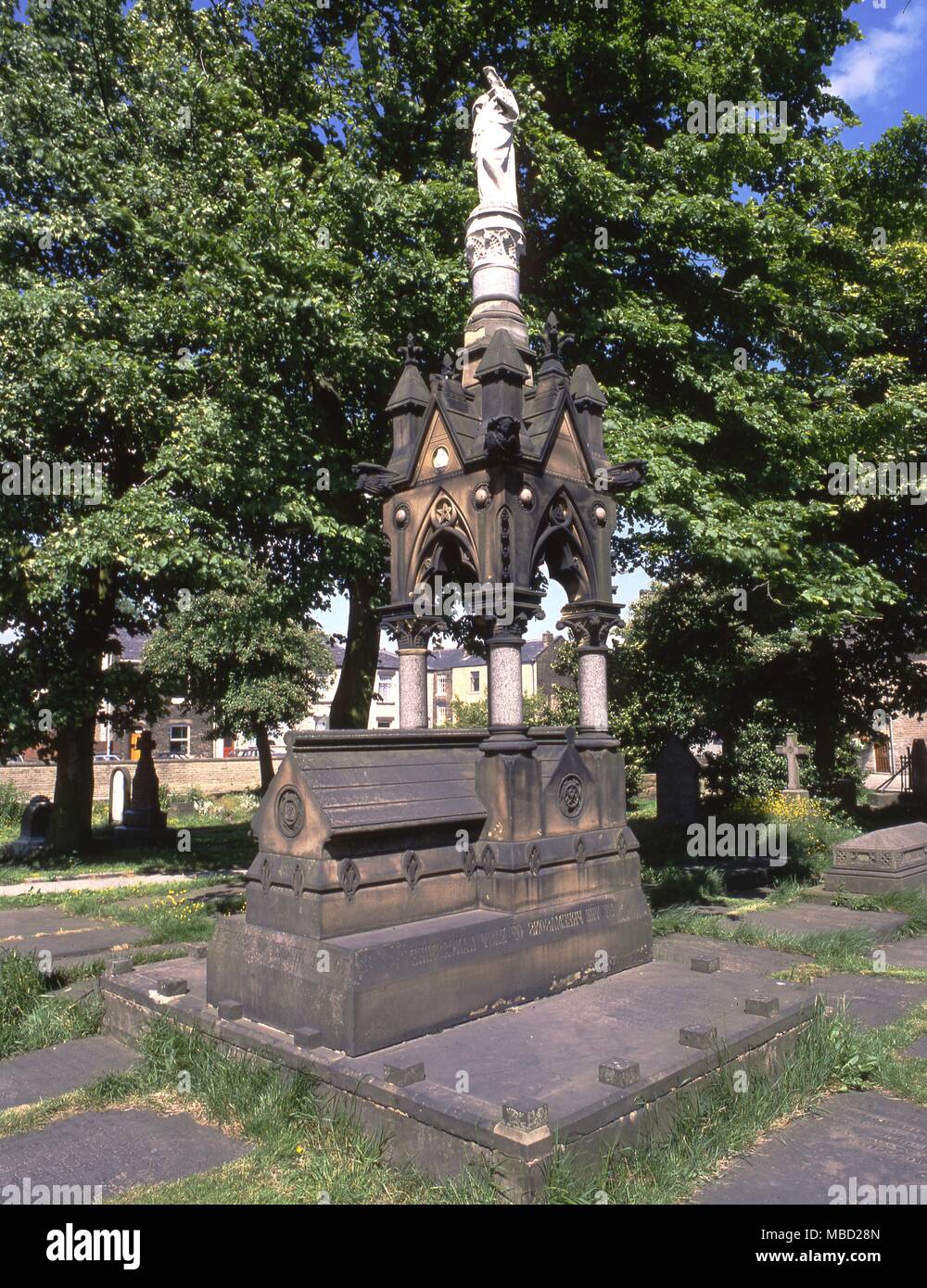 Cimetière Littleborough, Lancashire. La tombe de leur grand maître adjoint construit par les francs-maçons en 1870. Banque D'Images