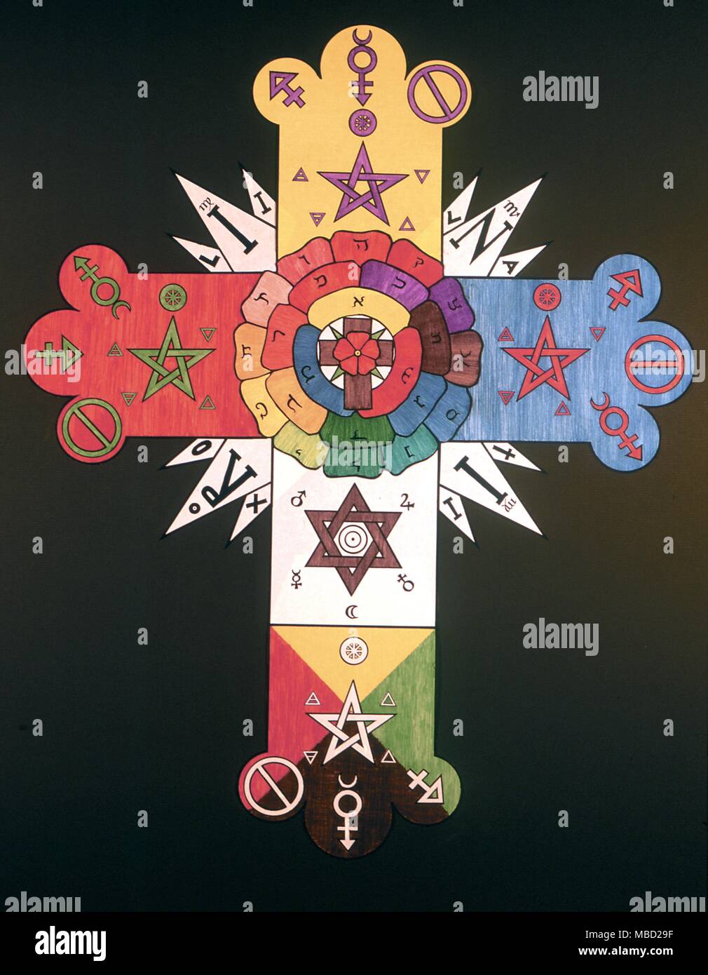 Des symboles magiques. Dans cet emblème de la Rose Croix, le symbole pour le sel (décès) apparaît quatre fois sur les quatre bras floral, avec le même nombre de symboles pour le mercure et le soufre. Banque D'Images