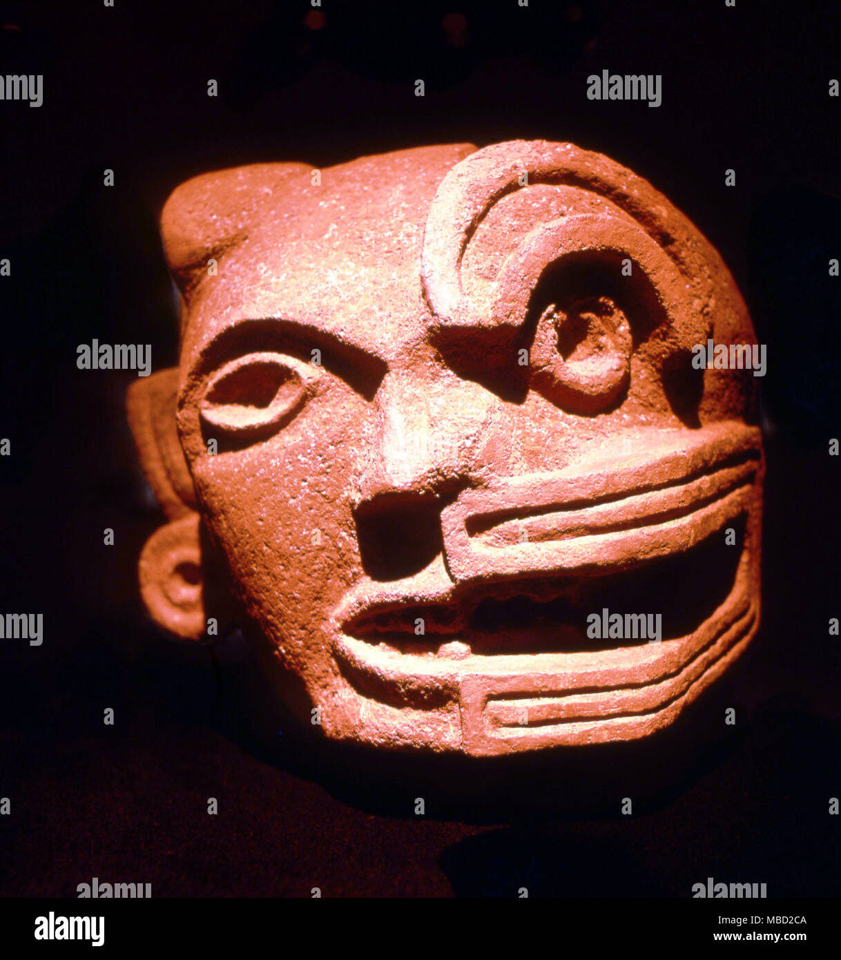 La mythologie mexicaine. Masque de mort précolombien. La moitié est en direct et les autres complications osseuses. Le Musée de l'homme à Oaxaca. Banque D'Images