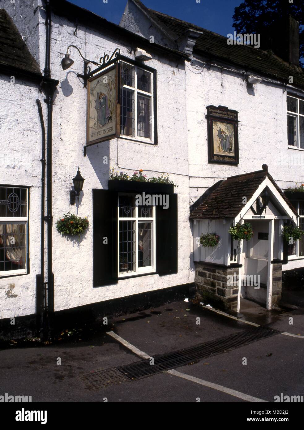 Knaresborough, Yorkshire. La Mère Shipton Inn par le chemin menant à la rivière et la grotte pétrifiante et Shipton. Banque D'Images