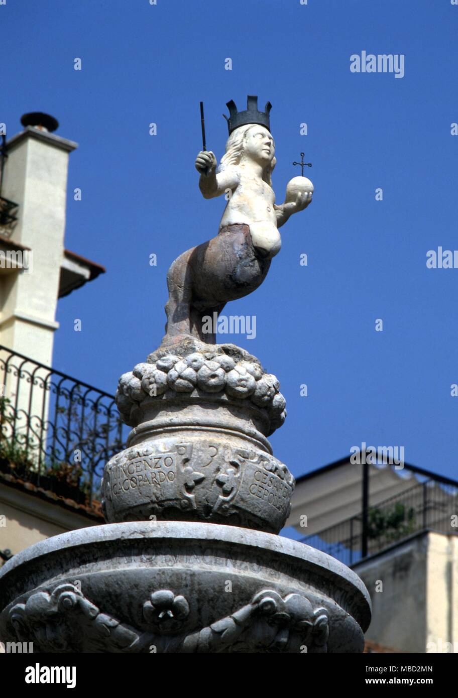 Des monstres. Statue de la femme-cheval de Taormina, un symbole de la ville. Embout sur la fontaine de la place de la cathédrale. La Sicile. Banque D'Images