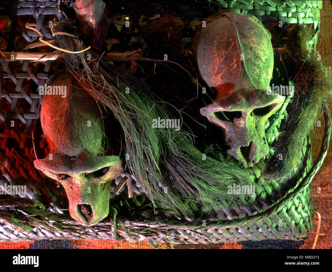 Panier du chasseur est décoré de crânes de singe, calao, queues de rongeurs et des cheveux humains. Banque D'Images