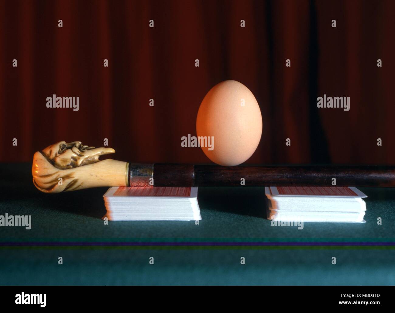 L'équilibrage magique - tour. L'équilibre entre un oeuf sur une baguette magique. L'un d'une série d'images montrant comment certains trucs et astuces d'équilibrage sont fait. En fait, l'œuf est soufflé et contient un ballast de sable. Banque D'Images