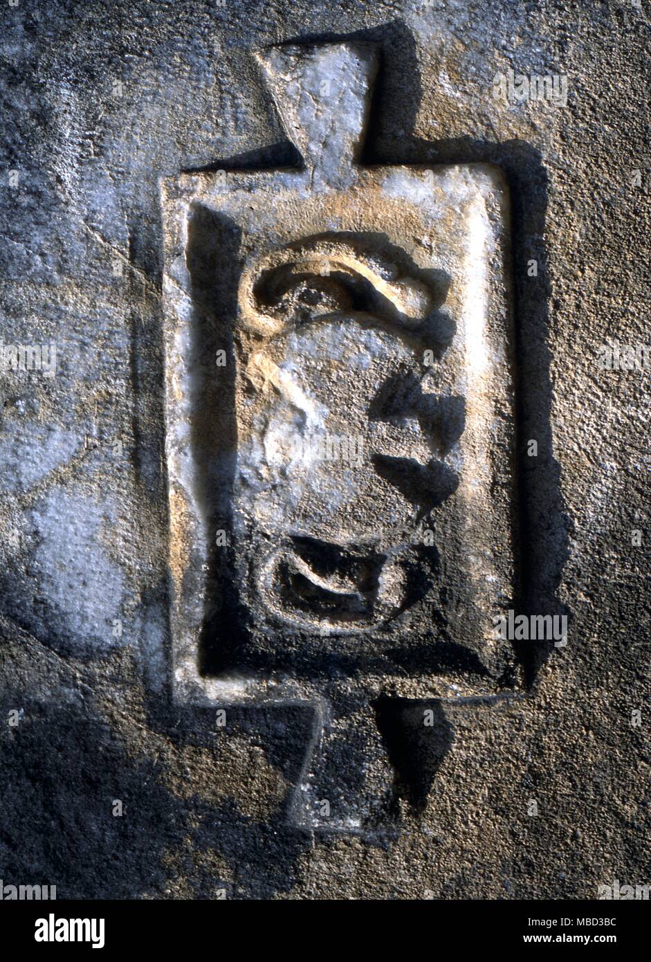 Symboles -Double HACHE Hache Double d'origine crétoise, avec l'oreille humaine. Symbole ésotérique sculptés sur le mur du Temple Grec à Euromos, Turquie Banque D'Images