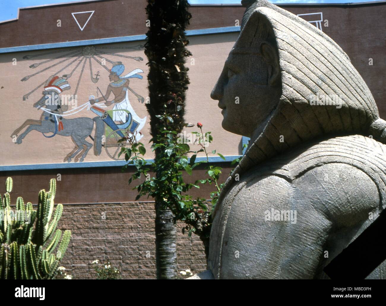 Tête de Sphinx égyptien et murale dans les jardins du centre rosicrucien à San Jose, Californie Banque D'Images