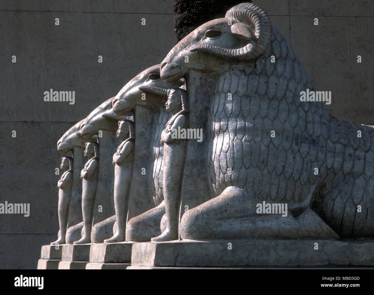 Ligne de Sphinx égyptien à l'extérieur du Musée rosicrucien à San Jose, Californie. C'est le centre de l'organisation, rosicrucien AMORC. Banque D'Images