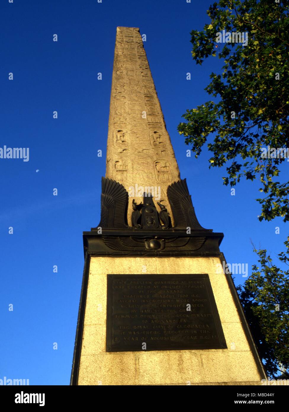La mythologie égyptienne - Aiguille de Cléopâtre, l'obélisque de Thothmes, extraite à Syène, et érigé à helipolis, environ 1 500 BC. - Expédié en Angleterre au xixe siècle. Populairement connu comme Cleopatra's Needle, l'obélisque n'a rien à voir avec la reine. - Situé sur Victoria Embankment, London W2, ce monument de granit rose, à 60 pieds de haut et pesant 186 tonnes, est plus ancien que Londres lui-même. L'obélisque a été érigée à Héliopolis dans autour de 1 475 av. J.-C. et bien que ses inscriptions célébrer les pharaons de l'Egypte antique il n'a rien à voir avec Cléopâtre. Le monument a été présenté à Banque D'Images