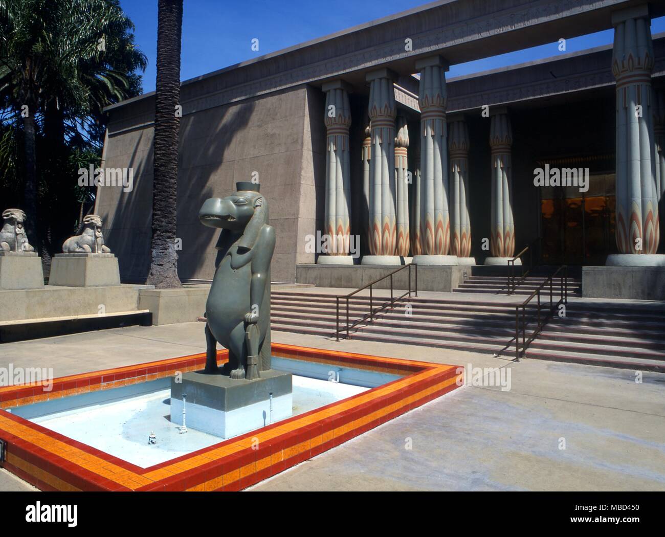 La mythologie égyptienne - Le Musée Égyptien Rosicrucian Park, San Jose, Californie. Dans le musée est une réplique de la qualité et de la bague romaine t52 masque funéraire de Toutankhamon. La réplique égyptienne devant le musée est de Taueret. © / Charles Walker Banque D'Images