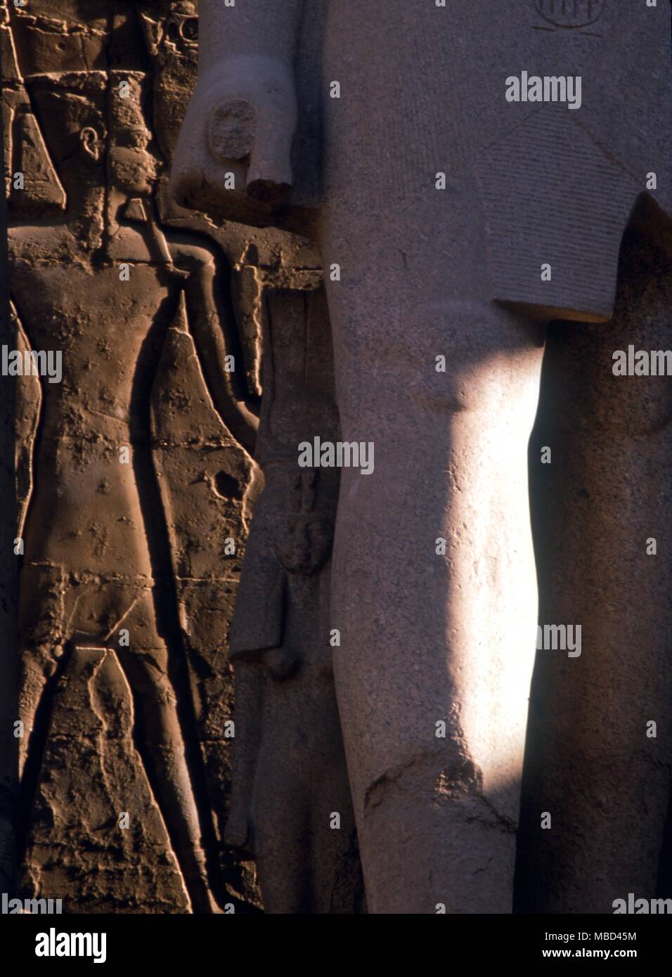 La mythologie égyptienne - Bas-reliefs de différents dieux et pharaon sur la façade de la temple funéraire de Hapshepaut, près de Louxor. - © / Charles Walker Banque D'Images