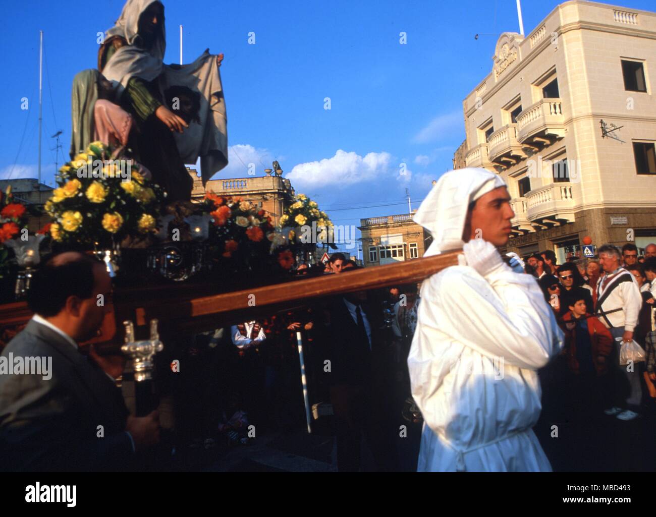 Festivals - Pâques - Le Vendredi Saint à Mosta, procession sur Malte. Pénitents portent la statue de la Veronica, avec l'image du visage du Christ sur le tissu. - ©Charles Walker / Banque D'Images