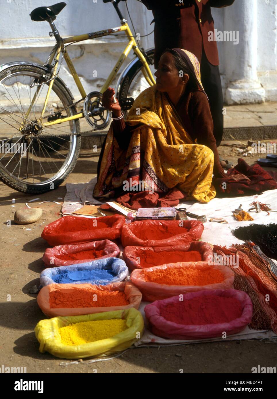Festivals - KATMANDOU - Poudres de couleur Femme vendant des religieux et utilisation du festival, près de la rivière Bagmati, Katmandou. - ©Charles Walker / Banque D'Images