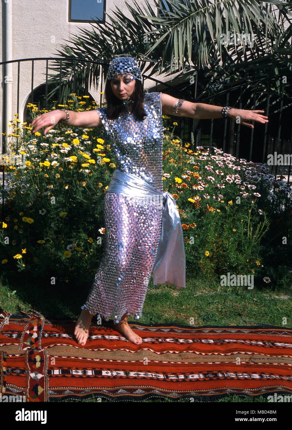Balaldie parfois appelée danse arabe danse du ventre. Le Koweït. Ces danses sont exécutées dans la plupart des fesivals, anniversaires et parties générales. - ©Charles Walker / Banque D'Images