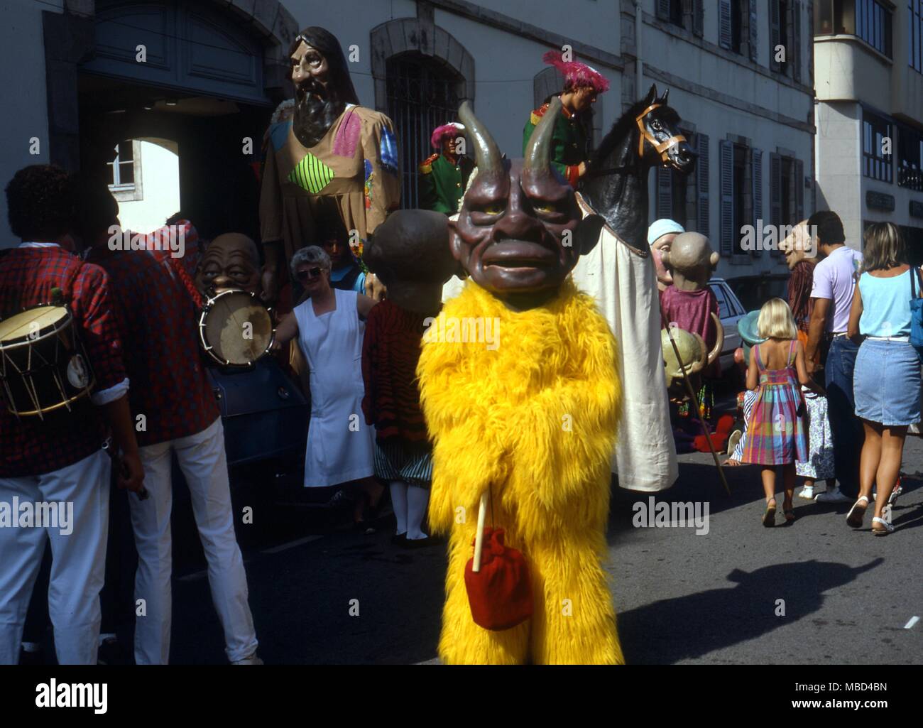 Démons - démon chefs parmi les costumes portés lors de la fête basque à Bayonne. - ©Charles Walker / Banque D'Images