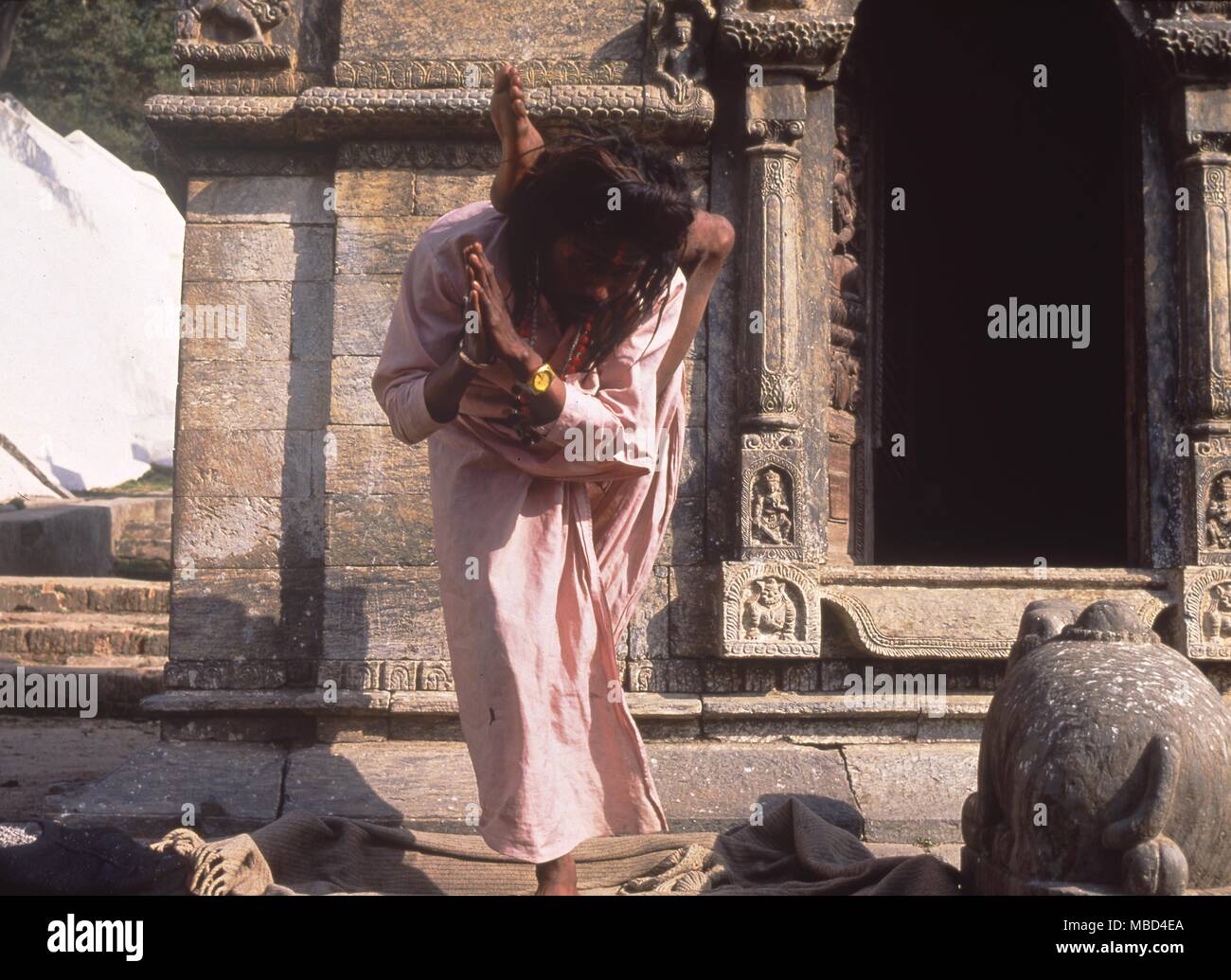 Saint et Fakirs. Fakir indien pratiquant divers pose de gymnastique Banque D'Images