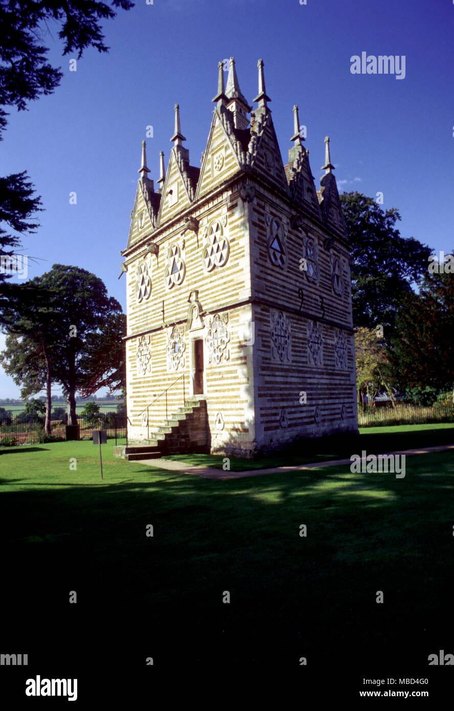 Endroits étranges - Rushton Lodge triangulaire. Rempli de nombreux symboles magiques. Construit par Sir Thomas Gresham en 1597. Le nombre trois joue un rôle important dans le programme symbolique - © /Charles Walker Banque D'Images