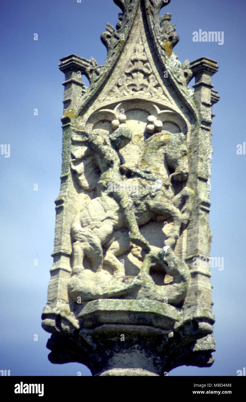 George et le Dragon, en haut d'une croix médiévale dans l'arbre de l'église paroissiale de l'Escadre, de l'argent. © / Charles Walker Banque D'Images