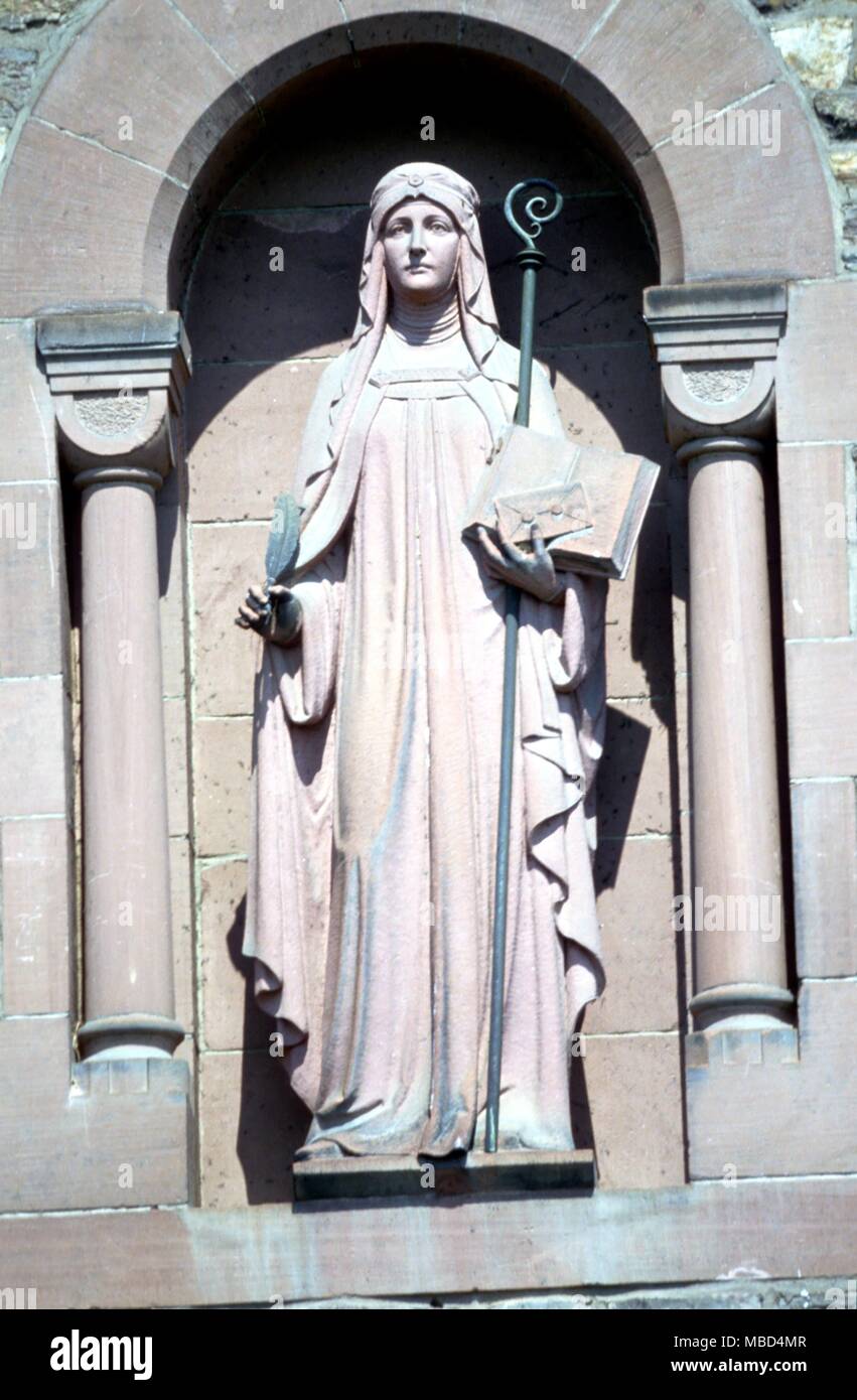 Sainte Hildegarde de Bingen (Septembre 16, 1098 - Septembre 17, 1179) le grand mystique, occultiste, spécialiste et herboriste. Statue sur l'avant de son abbaye (maintenant reconstruite) à Rudesheim, en face de Bingen, sur le Rhin. ©2006 Charles Walker / Banque D'Images