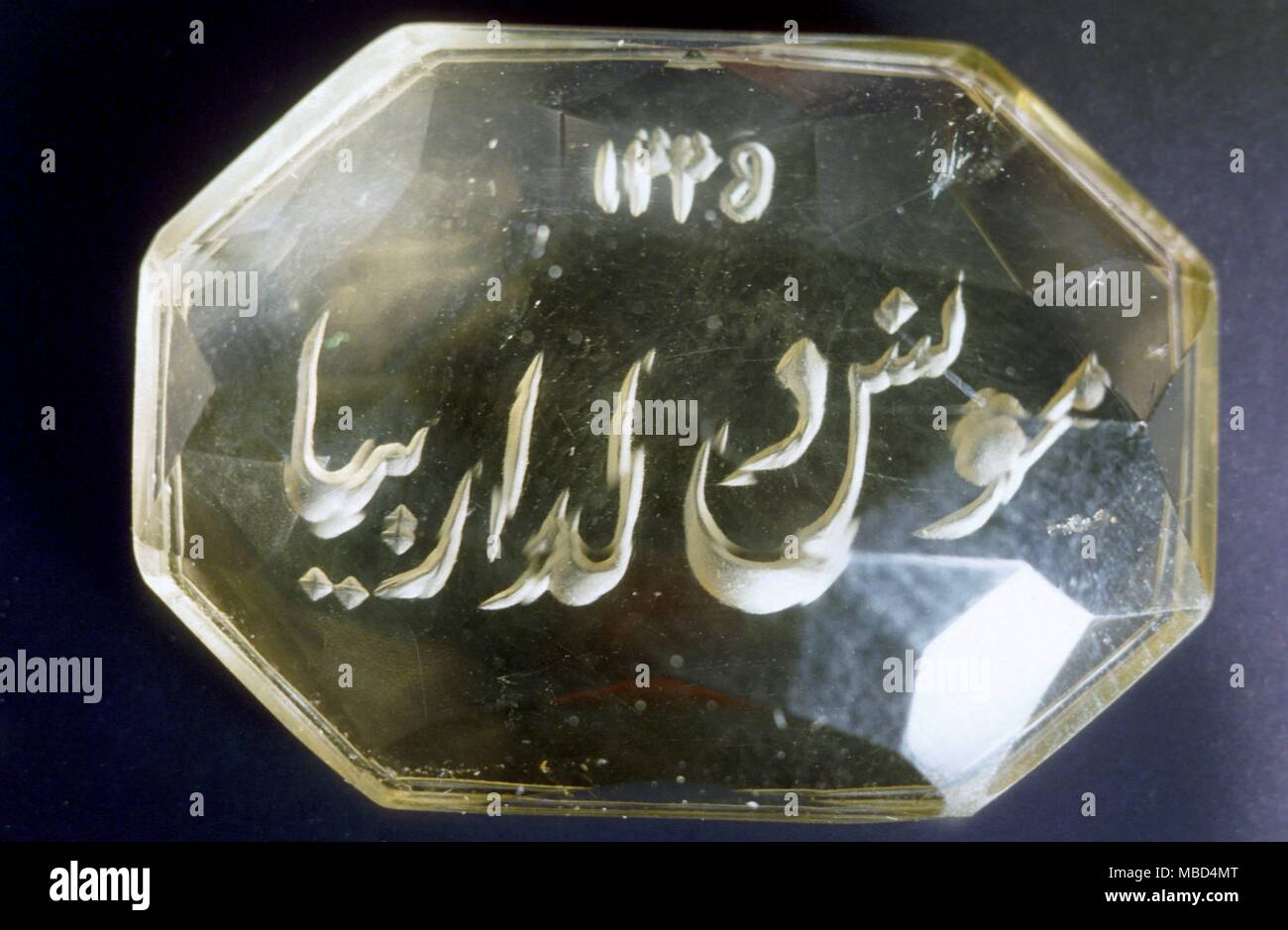 Nombre magique amuletic incisé sur un bijou. L'Arabe : probablement au début du xixe siècle. À partir de l'Tareq Rajib Museum. © / Charles Walker Banque D'Images