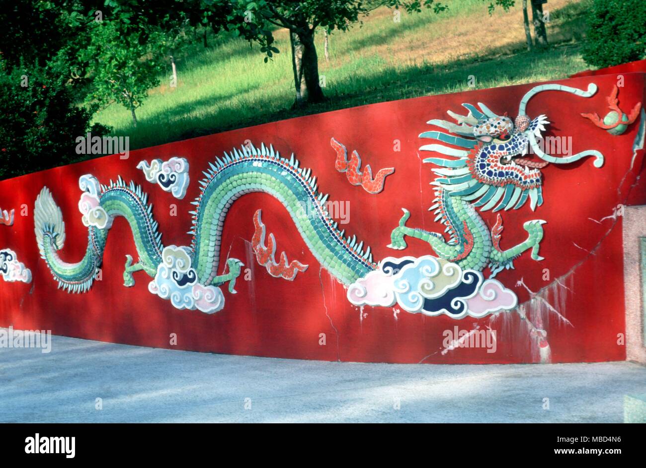 Thèmes Général occulte - Dragons et licornes - dragons chinois, en carreaux émaillés, dans un cimetière Chilese en Thaïlande. © / Charles Walker Banque D'Images