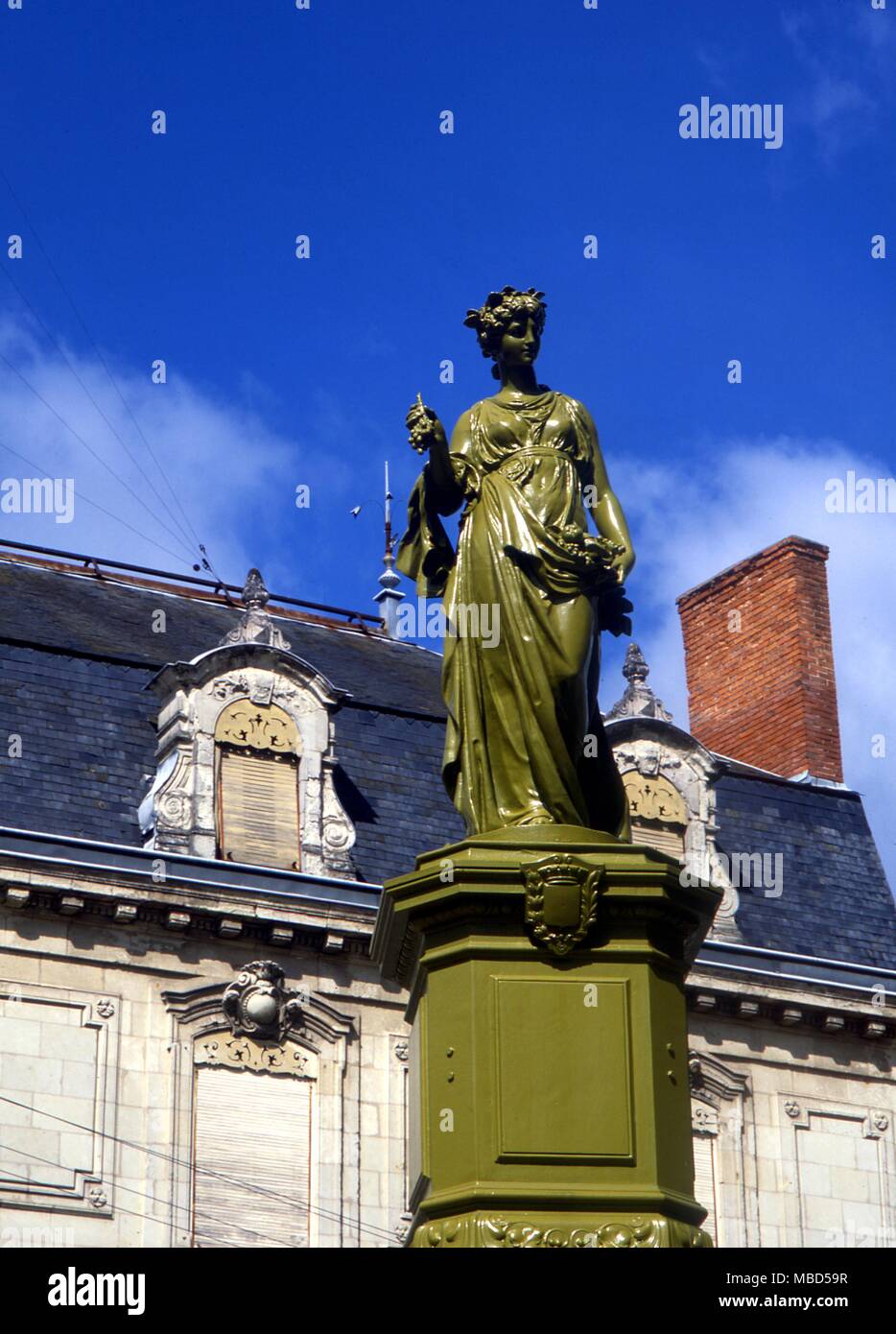 -Des symboles du vin. Statue, basé sur un modèle romain, symbole de l'élaboration du vin. La vallée de la Loire, en France. Banque D'Images