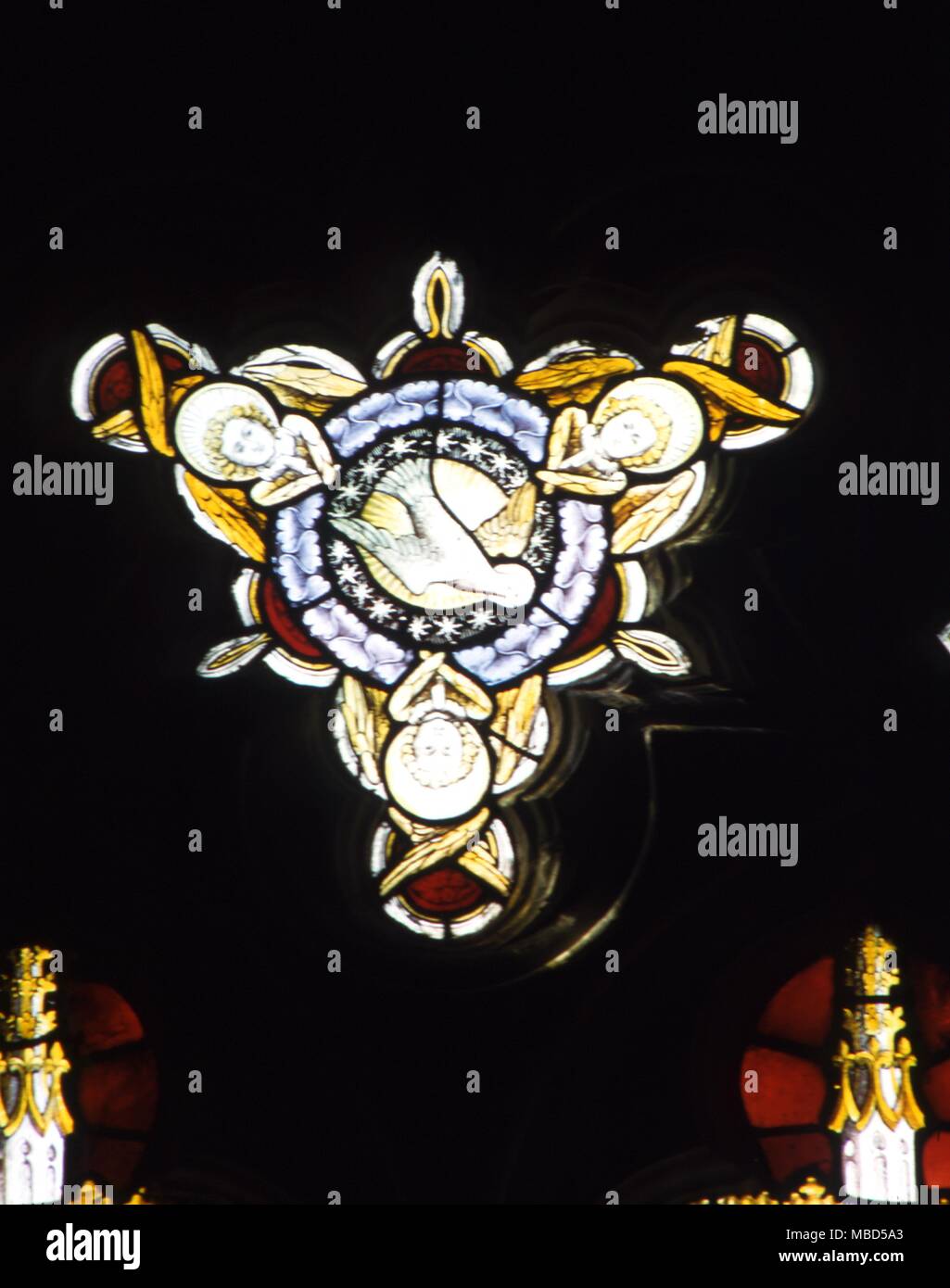 Symboles - Esprit Saint. Esprit Saint sous la forme d'une colombe, situé dans une triplicité d'anges. Vitrail dans St.Mary's Church, Godstone, Surrey. Banque D'Images