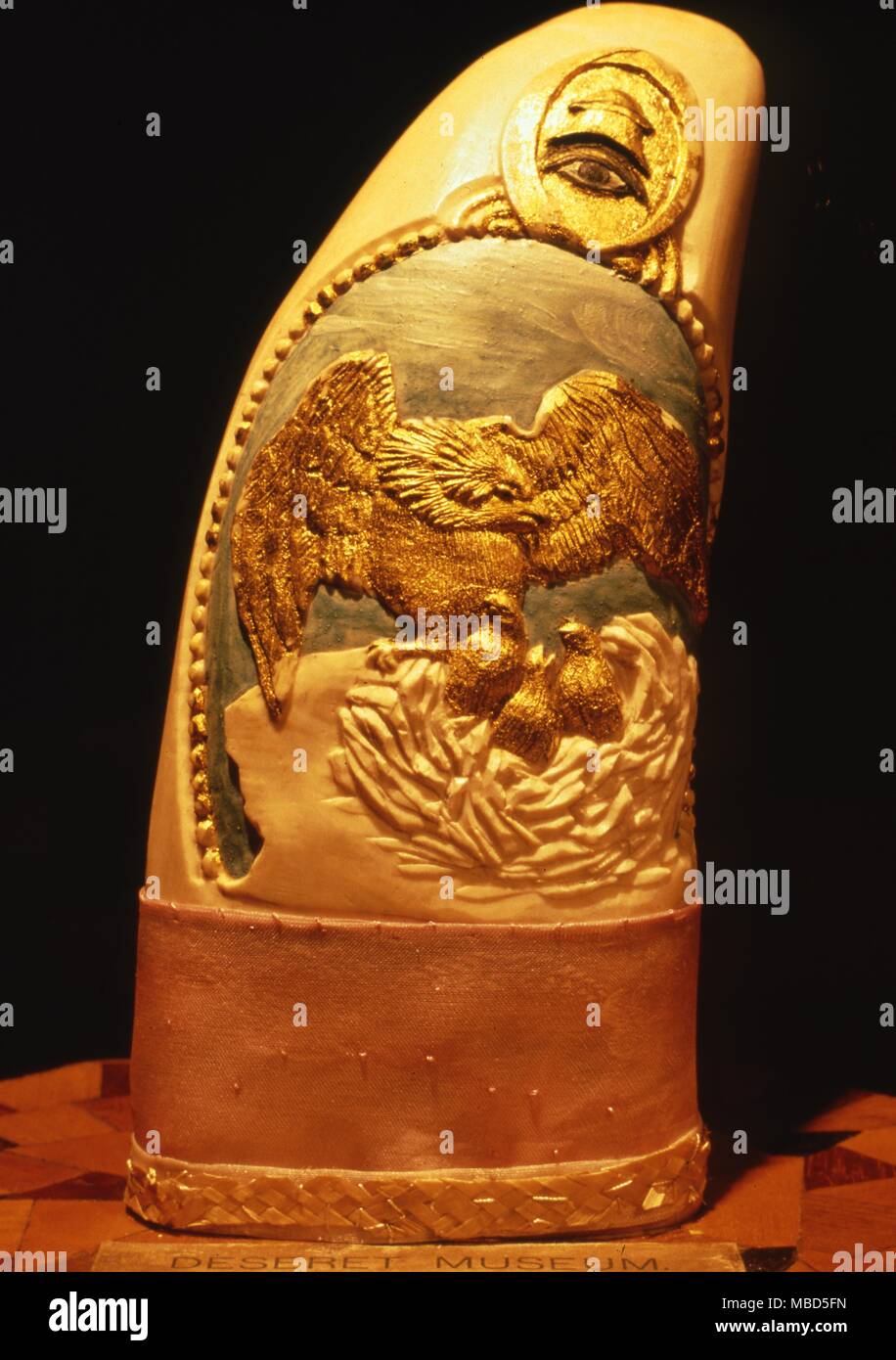 Les Mormons - dent de baleine. Dent de baleine, sculpté avec des symboles, y compris le mormon bonnet phrygien. Musée de l'histoire de l'Église et de l'Art, Salt Lake City. Banque D'Images