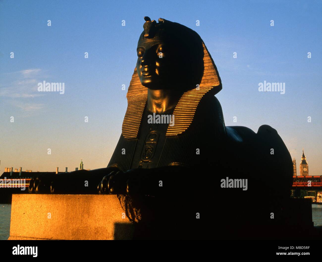 Londres - Cleopatra's Needle Un des deux sphinx sur Cleopatra's Needle (le remblai) au lever du soleil. ©2006 Charles Walker / Banque D'Images