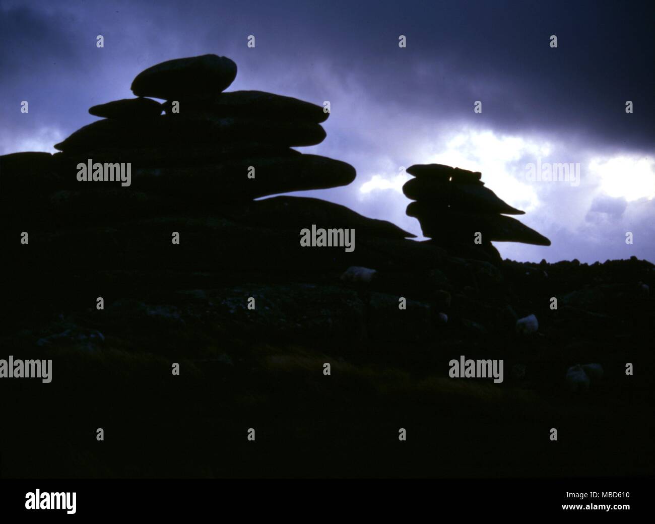 Simulacre de têtes humaines sur un affleurement naturel sur Bodmin Moor, au-dessus figurent parmi les cercles de pierre Banque D'Images