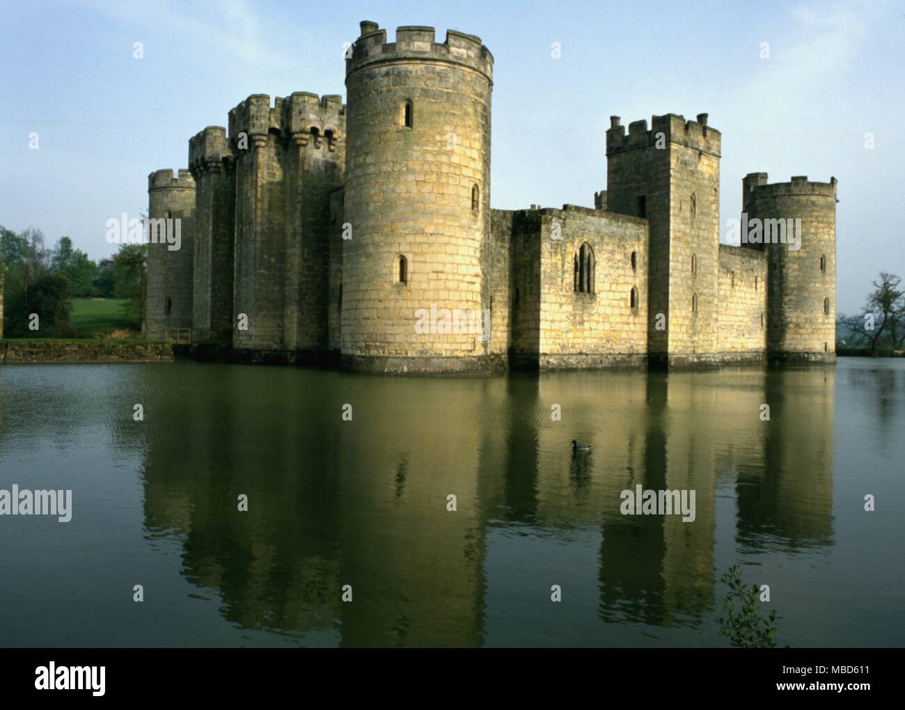 Bodiam était probablement le dernier des militaires authentiques châteaux à être construit en Angleterre, mais il a vu l'action seulement deux fois. Il a été présenté à la nation par Lord Curzon de Kedleston en 1925 Banque D'Images