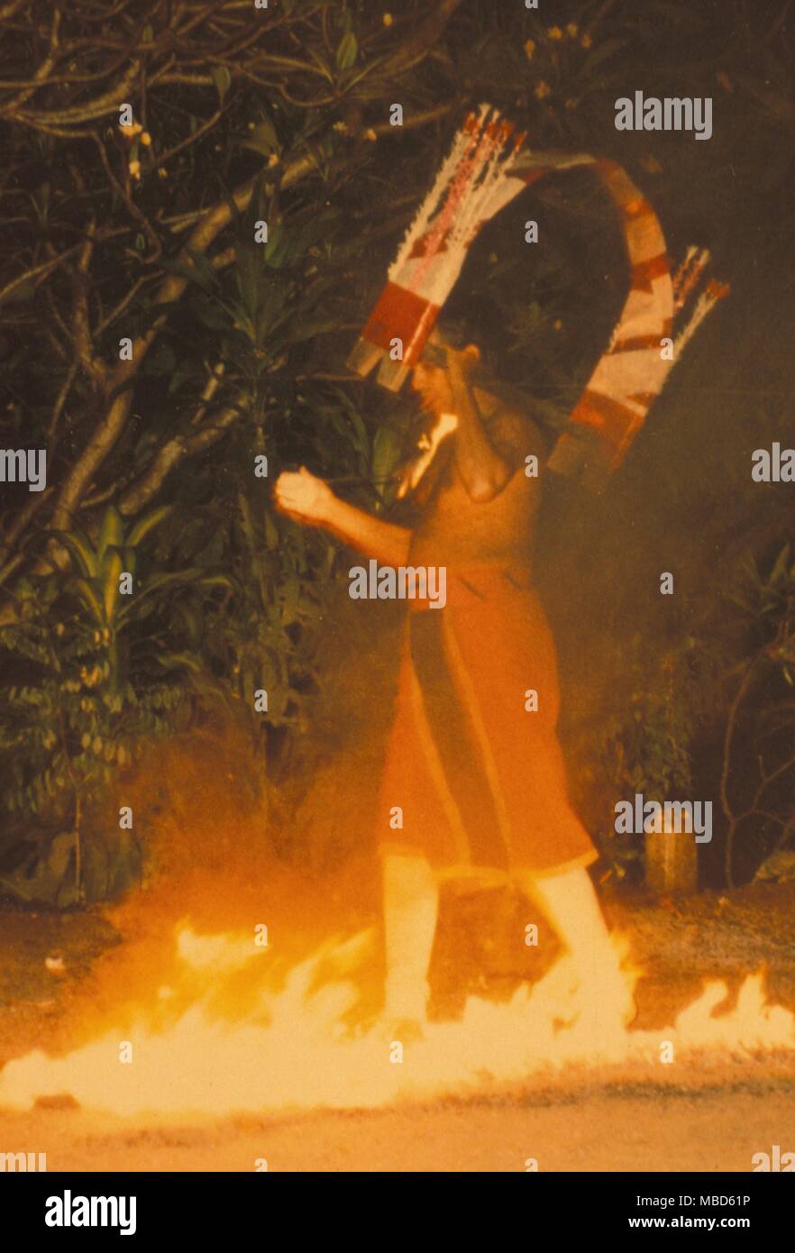 Balades et feu Fire firewalker Sri-Lankais traditionnels dans le harnais de marcher dans les flammes dans la nuit à Colombo Banque D'Images
