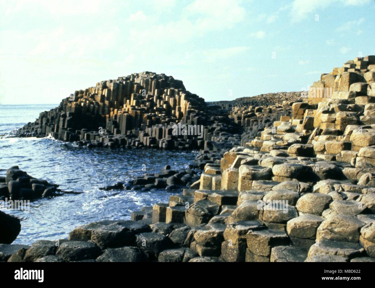 La soi-disant ' ' la chaussée des colonnes basaltiques hexagonales dans le comté d'Antrim, aurait été construite par des géants, ou alternativement, utilisé par des géants de marcher jusqu'à l'Écosse . Banque D'Images