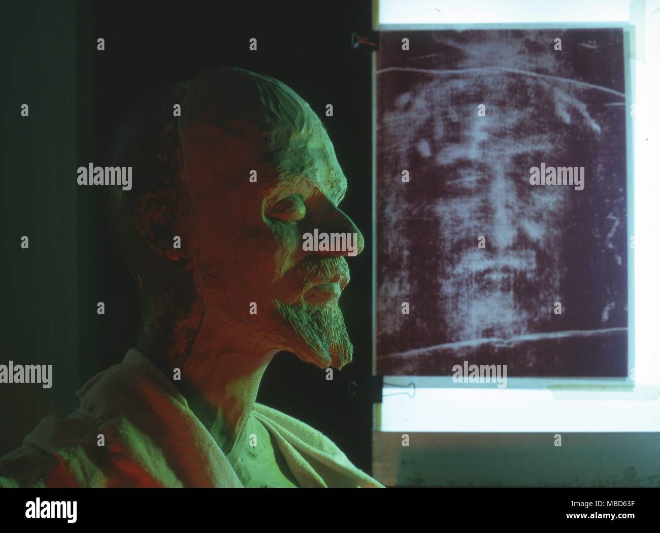 Suaire de Turin Photographie d'un buste de l'homme du Saint Suaire ' ', sculptée dans un sondage minute de la face sur le suaire de Turin. Trois quart vue (côté gauche), contre un élargissement de la frontale détail du visage du Suaire, et images négative et positive du carénage . Banque D'Images