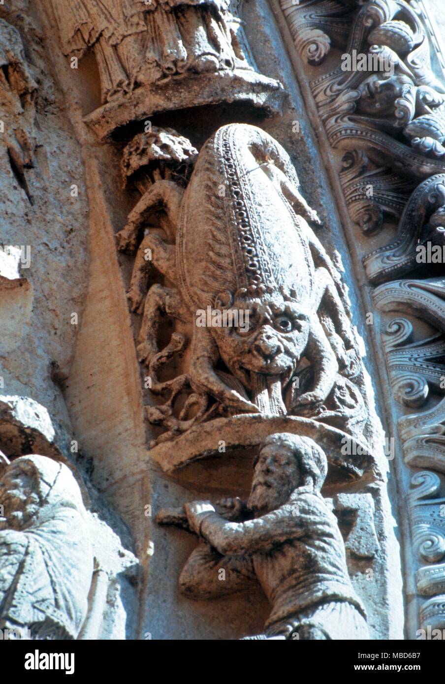 Chartres - le scorpion sur la porte nord de la façade occidentale de la cathédrale de Chartres, 13ème siècle. - © / Charles Walker Banque D'Images