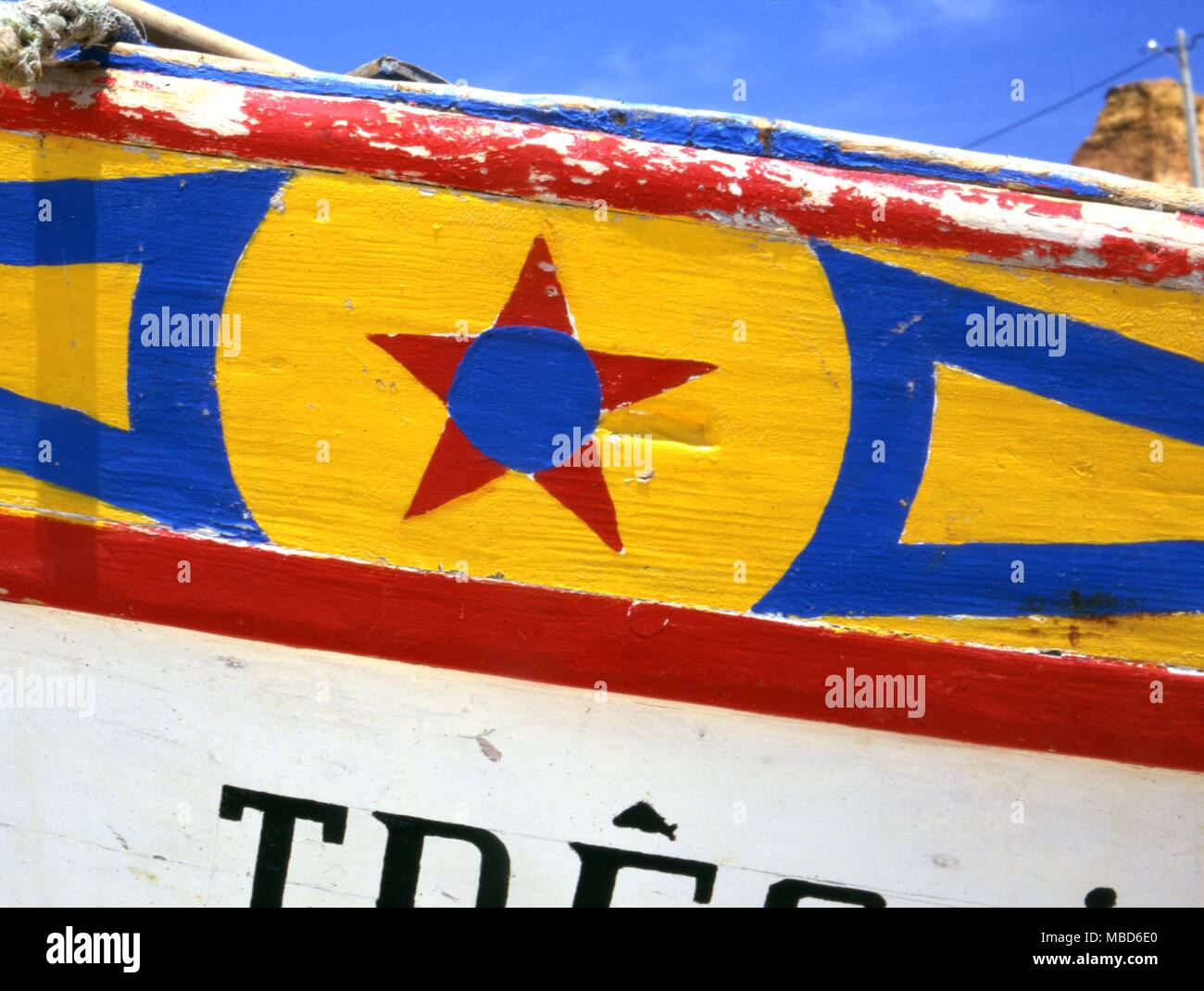 Symboles - Star une étoile de cinq sur la proue d'un bateau de pêche en Espagne, pour fins d'amuletic peint Banque D'Images
