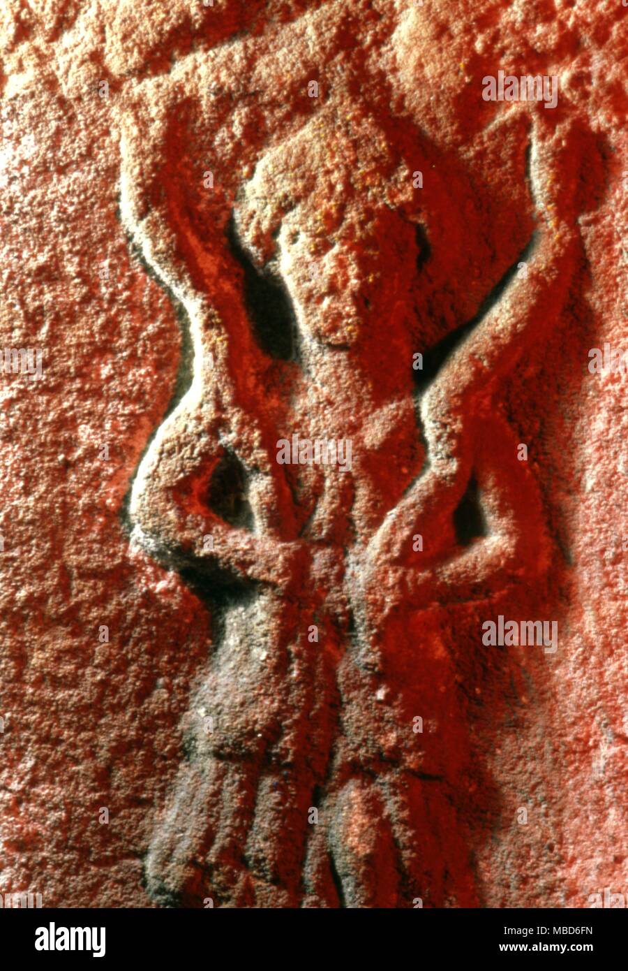 - Bas relief de l'eau - déesse, Verbeia, anciennement situé dans le mur de l'église paroissiale à Ilkley (le romain) Olicana, maintenant sous le clocher. Certains disent que les rivières de ses mains sont les serpents et qu'elle est déesse de la guérison. Banque D'Images