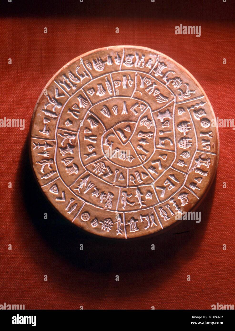 ALPHABETS - Le disque de Phaistos - un unique disque d'argile de l'ancienne ville de Crète de Phaistos. Cette spirale de caractères alphabétiques ou pictogrammes, qui n'ont jamais été interprété, est une copie de l'argile que dans le Musée Györ Banque D'Images