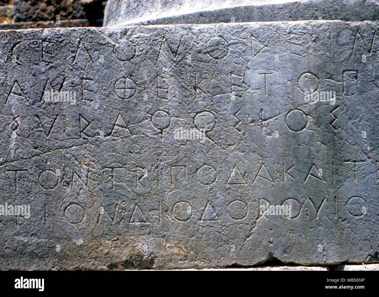 Dans l'inscription grecque ancienne forme, avec des mots rejoint, et les lignes de gauche à droite, puis de droite à gauche. Bloc de marbre parmi les vestiges d'Euromos, Turquie. Banque D'Images