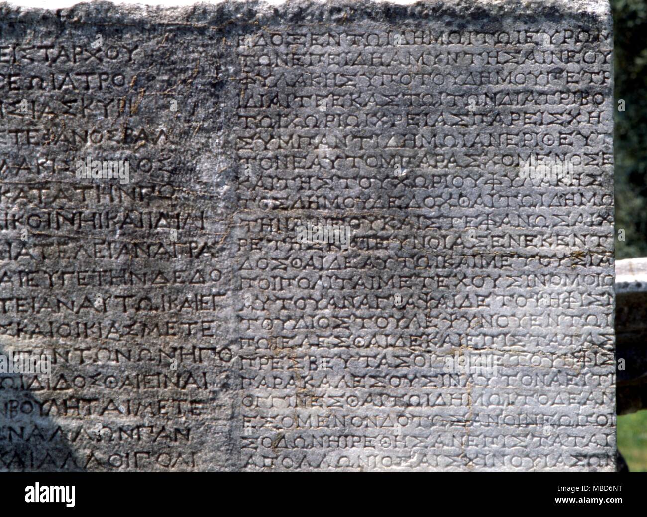 Le grec ancien alphabet - lettres, couper dans le mur sacré à Europos, Turquie. Banque D'Images