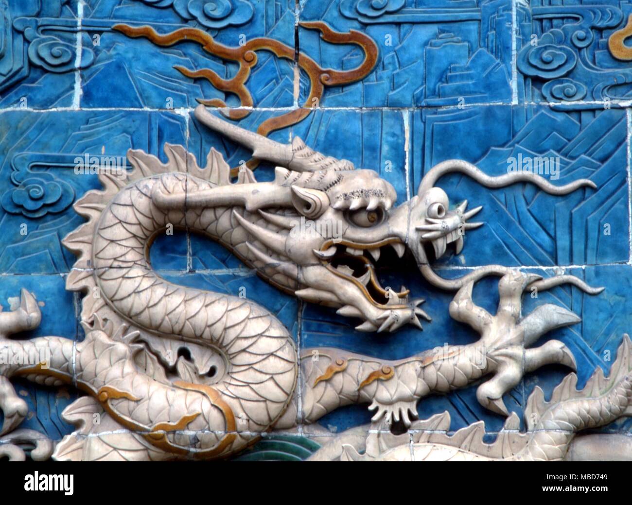 Un des neuf dragons impériale sur les neuf écran Dragon (Cci) Bi pulmonaire de la dynastie Ming. L'écran se trouve dans Bei Hai Park, Beijing, et c'est un des monuments plus célèbres de la ville. Banque D'Images