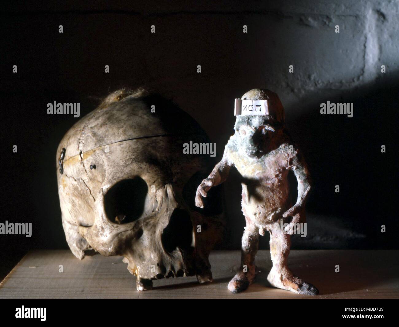 Crâne avec le monstre appelé fabriqué le Golem, une sorte de prototype de la créature de Frankenstein. Banque D'Images