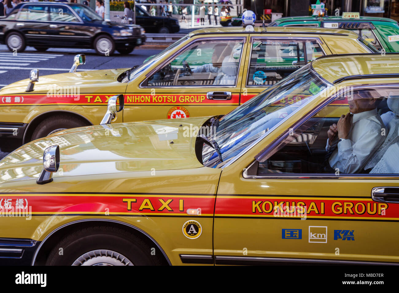 Tokyo Japon, Asie, Orient, Ginza, Chuo et Hamuri Dori Street, kanji, caractères, symboles, anglais japonais, taxis, visiteurs voyageant tour touriste ou Banque D'Images