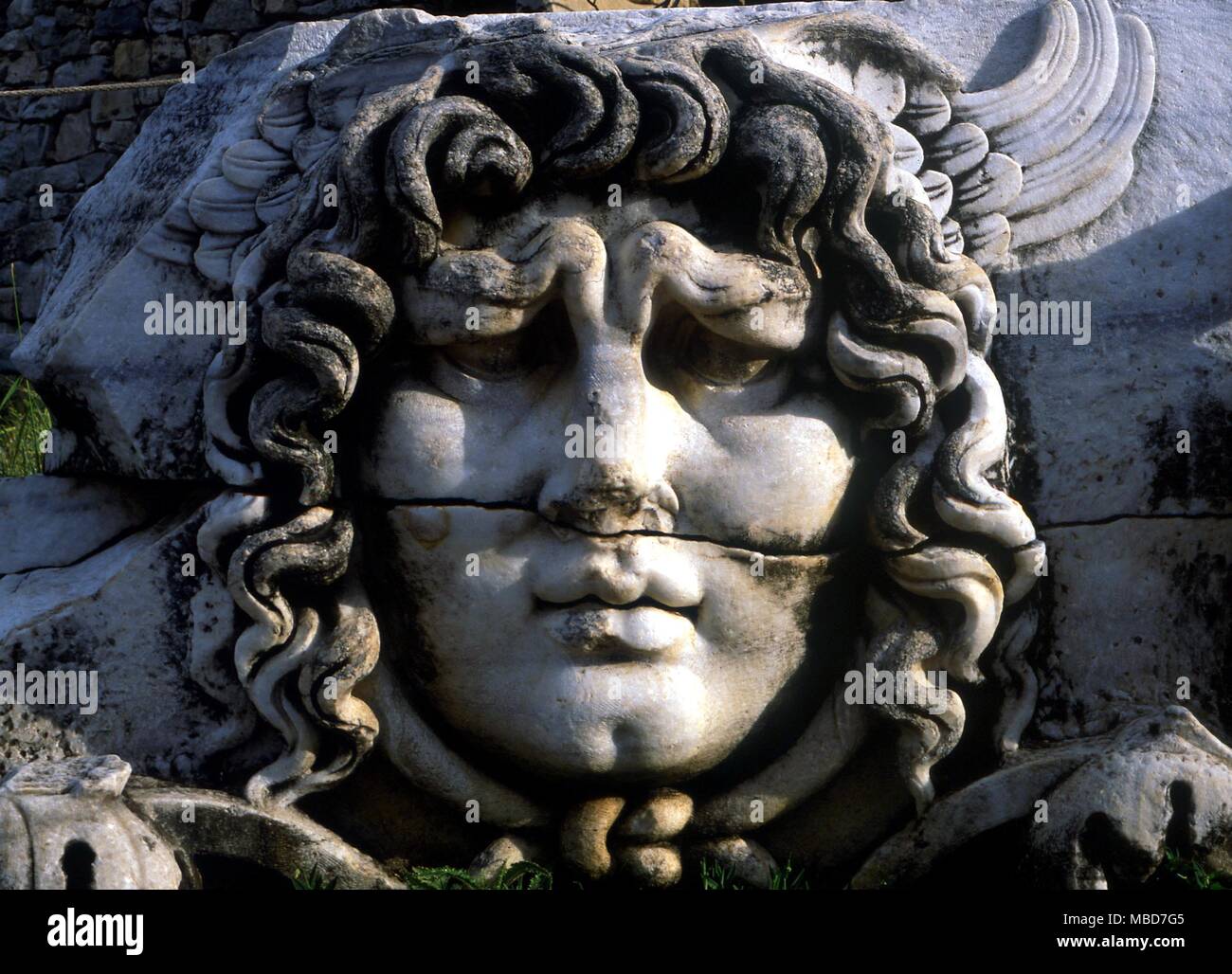 La tête de la Gorgone Méduse, dans le temenos du temple grec à Didymes. Banque D'Images
