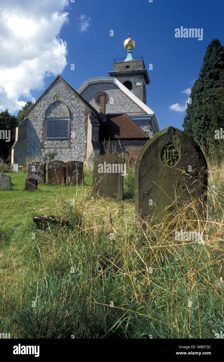 La sorcellerie site St Lawrence's Church at West Wycombe, avec son immense (creuse) golden ball embout Banque D'Images